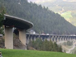 luegbruecke tirol oesterreich 10 oktober 2023 hier der blick auf die luegbruecke luegbruecke an der a13 brennerautobahn bei gries am brenner lueg brennersee welche saniert wird bzw