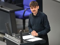 luke hoss die linke spricht bei der sitzung des bundestags