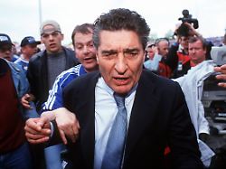 manager rudi assauer schalke entzieht sich nach den verfruehten meisterschaftstraeumen den troestungsversuchen der fans