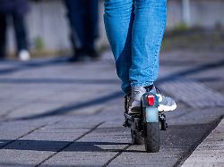 maximal 20 kilometer pro stunde darf man mit einem e scooter fahren