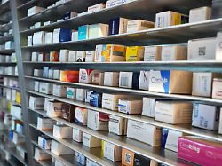 medikamente liegen in einem regal der feilitzsch apotheke die versorgung mit arzneimitteln ist teil des gesundheitssystems und spielt eine rolle in der diskussion um reformen der krankenversicherung