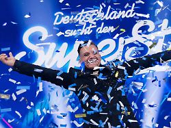 menowin froehlich jubelt im finale der rtl casting show deutschland sucht den superstar dsds auf der buehne im coloneum er ist neuer superstar
