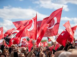 menschen halten tuerkische flaggen waehrend einer kundgebung zum 21 ausserordentliche kongress der republikanischen volkspartei chp im juli