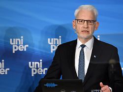 michael lewis vorstandsvorsitzender von uniper spricht waehrend der uniper bilanzpressekonferenz