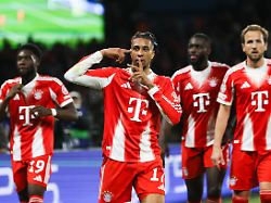 micheal olise of bayern munich celebrates after scoring a goal during the uefa champions league semi final first leg match between paris saint germain and bayern munich at the parc des princes