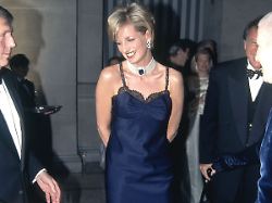 new york ny january 01 princess diana attends met gala at metropolitan museum of art on january 1 1995 in new york city