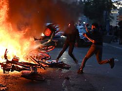 nach dem sieg von paris saint germain ist es in paris zu festnahmen und zwischenfaellen gekommen