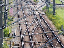 nahaufnahme einer oberleitung ueber den bahngleisen bei hallbergmoos bayern