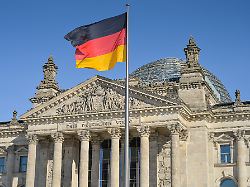 nationalflagge schwarz rot gold reichstagsgebaeude inschrift dem deutschen volke mitte berlin deutschland