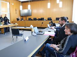 nebenklaegerin christine p r die schwester der goeteten maria sitzt im gerichtssaal gegen den angeklagten l mann laeuft ein mordprozess wegen der toetung seiner ex freundin vor mehr als 41 jahren