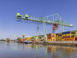 neckarhafen stuttgart mit hafenkran frachtschiff und frachtcontainer