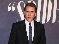 nicolas cage besucht die weltpremiere von spider noir im regal times square