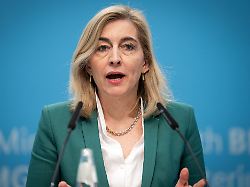nina warken bundesgesundheitsministerin bei der pressekonferenz press conference zum entwurf eines gesetzes zur reform der notfallversorgung im bundesgesundheitsministerium berlin 22 04