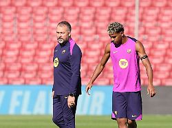 november 7 2025 sabadell barcelona spain barcelona spain 07 11 2025 lamine yamal fc barcelona and hansi flick coach fc barcelona speak during the training at camp nou on 07 november 2025 in barcelona