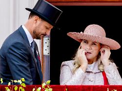 oslo 17 05 2026 norwegian royal family crown princess mette marit and crown prince haakon watch the procession in front of the royal palace in oslo foto albert nieboer netherlands out point de vue out