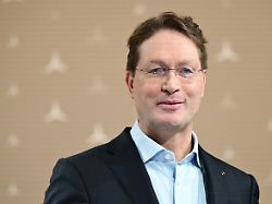 ola kaellenius vorstandsvorsitzender der mercedes benz group ag steht vor der bilanz pressekonferenz vor einem mercedes benz markenlogo