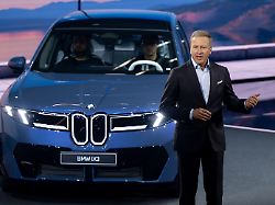 oliver zipse vorstandschef bmw praesentiert den bmw ix3 bei der weltpremiere vor beginn der internationalen automobil ausstellung iaa mobility als erstes modell der neuen klasse von bmw