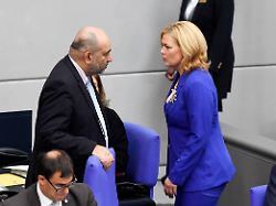 omid nouripour und julia kloeckner in der 11 sitzung des 21 deutschen bundestages im reichstagsgebaeude berlin 06 06