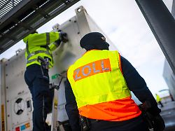 produktion 10 04 2026 bremen bremerhaven zollbeamte kontrollieren auf dem gelaende vom container terminal bremerhaven den inhalt von importierten containern