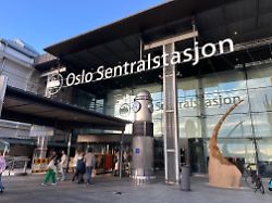passanten gehen in den hauptbahnhof von oslo hinein