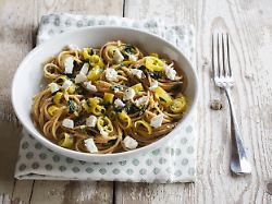 plate of spelt whole grain spaghetti with feta and chili peppers publicationxinxgerxsuixautxhunxonly evgf002907