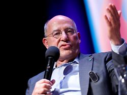 politiker gregor gysi die linke auf der lit cologne 2025 veranstaltung gregor gysi ueber die buecher seines lebens in der stadthalle koeln koeln 20 03