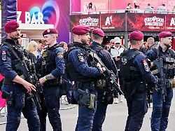 polizeistreifen mit schweren waffen patroullieren im eurovision village waehrend der 70 eurovision song contest woche in wien