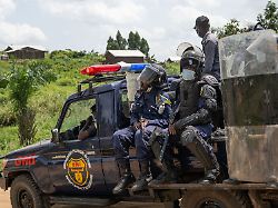 polizisten bewachen mitarbeiter des roten kreuzes bei der beerdigung eines ebola opfers auf dem rwampara friedhof in bunia