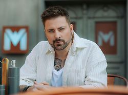 portraet felix von jascheroff spielt john bachmann die verwendung des sendungsbezogenen materials ist nur mit dem hinweis und verlinkung auf rtl gestattet