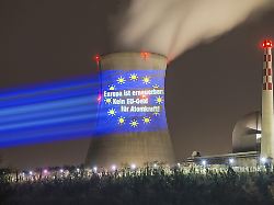 protestaktion der anti atom organisation ausgestrahlt projektion nachtaufnahme 05 03 2026 waldshut akw leibstadt rhein hochrhein kanton aargau schweiz