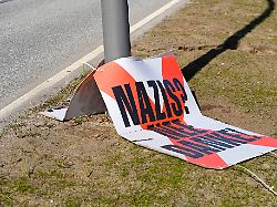 protestplakat mit aufschrift nazis nee danke gegen ein afd plakat fuer eine veranstaltung mit hans georg maassen in hamburg deutschland nur redaktionelle nutzung
