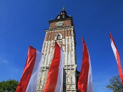 rathausturm auf dem hauptmarkt in krakau umgeben von polnischen nationalfarben fahnen polen