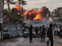 rauch und flammen steigen nach einem israelischen militaerschlag auf ein ziel in deir al balah im zentralen gazastreifen auf