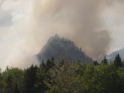rauchschwaden ziehen ueber dem sauruesselkopf in den bayerischen alpen auf an dem schwer zugaenglichen berg brannte es auch am montag weiter
