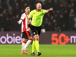referee rob dieperink officiates during the match between psv and heerenveen at the philips stadion for the dutch vriendenloterij eredivisie season 2025 2026 in eindhoven netherlands on february 21 2026