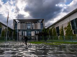 regenwolken ziehen ueber das kanzleramt waehrend der beratungen im koalitionsausschuss