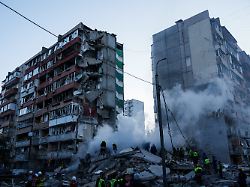 rettungskraefte beseitigen die truemmer eines hauses das nach einem russischen angriff auf ein wohnviertel schwer beschaedigt wurde