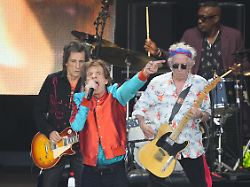 ron wood l r mick jagger und keith richards von der band rolling stones performen waehrend der jubilaeumstour sixty beim beginn des konzerts auf der berliner waldbuehne