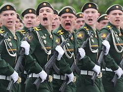 russische soldaten nehmenm an der militaerparade zum tag des sieges in moskau teil dpa bildfunk