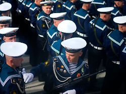 russische soldaten stehen in einer formation vor der militaerparade zum tag des sieges in moskau