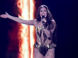 sarah engels aus deutschland mit dem titel fire steht beim ersten halbfinale des 70 eurovision song contest esc auf der buehne der stadthalle in wien insgesamt 35 acts kaempfen um die esc trophaee