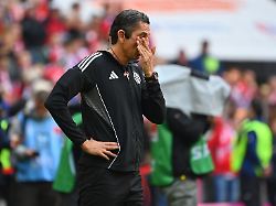 schiedsrichter deniz aytekin miz traenen vor spielbeginn fussball 1 bundesliga saison 2025 2026 34 spieltag spieltag34 fc bayern muenchen 1 fc koeln am 16 05 2026 a l l i a n z a r e n a