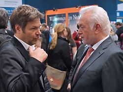 schleswig holsteins landwirtschaftsminister robert habeck gruene und wolfgang kubicki fdp sprechen am 21 01 2018 in berlin beim besuch der landeshalle auf der gruenen woche miteinander