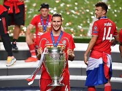 siegerehrung niklas suele suele m mit pokal fussball champions league finale paris st germain psg fc bayern muenchen m am 23 08 2020 im estadio da luz in lissabon portugal
