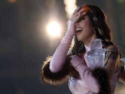 siegerin dara aus bulgarien mit dem titel bangaranga jubelt mit der trophaee im finale des 70 eurovision song contest esc in der wiener stadthalle