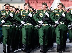 soldaten nehmen an einer probe fuer die militaerparade zum tag des sieges teil die parade findet am 9 mai statt um den sieg ueber hitlerdeutschland zu feiern