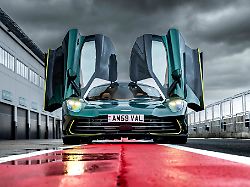 standesgemaess mit fluegeltueren aston martins supersportwagen valhalla