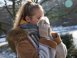 starke niesattacken und ein juckender rachen deuten eher auf eine allergie als auf eine erkaeltung hin