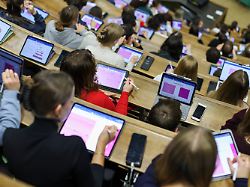 studenten der humanmedizin sitzen in einer vorlesung im anatomie hoersaal an der medizinischen fakultaet der universitaet leipzig