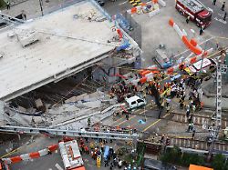 suedkoreanische feuerwehrleute und rettungskraefte versuchen die ueberfuehrung zu durchsuchen die waehrend ihrer demontage eingestuerzt ist